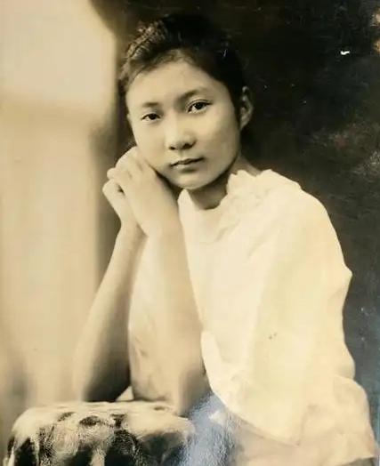 烽火中的爱情！ 1939年春，17岁的广州姑娘丁茹贞认识了哥哥的同学吴...