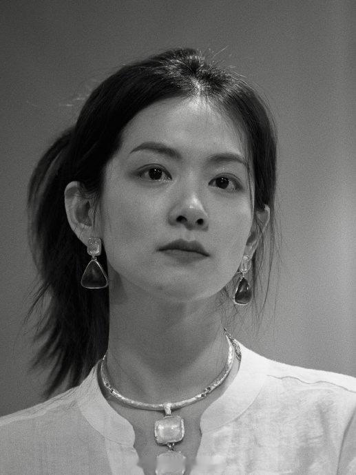 陈昊宇瘦了好多啊 看剧的时候注意到她 莫名好感 整个人就是好看可爱又舒服演技又好