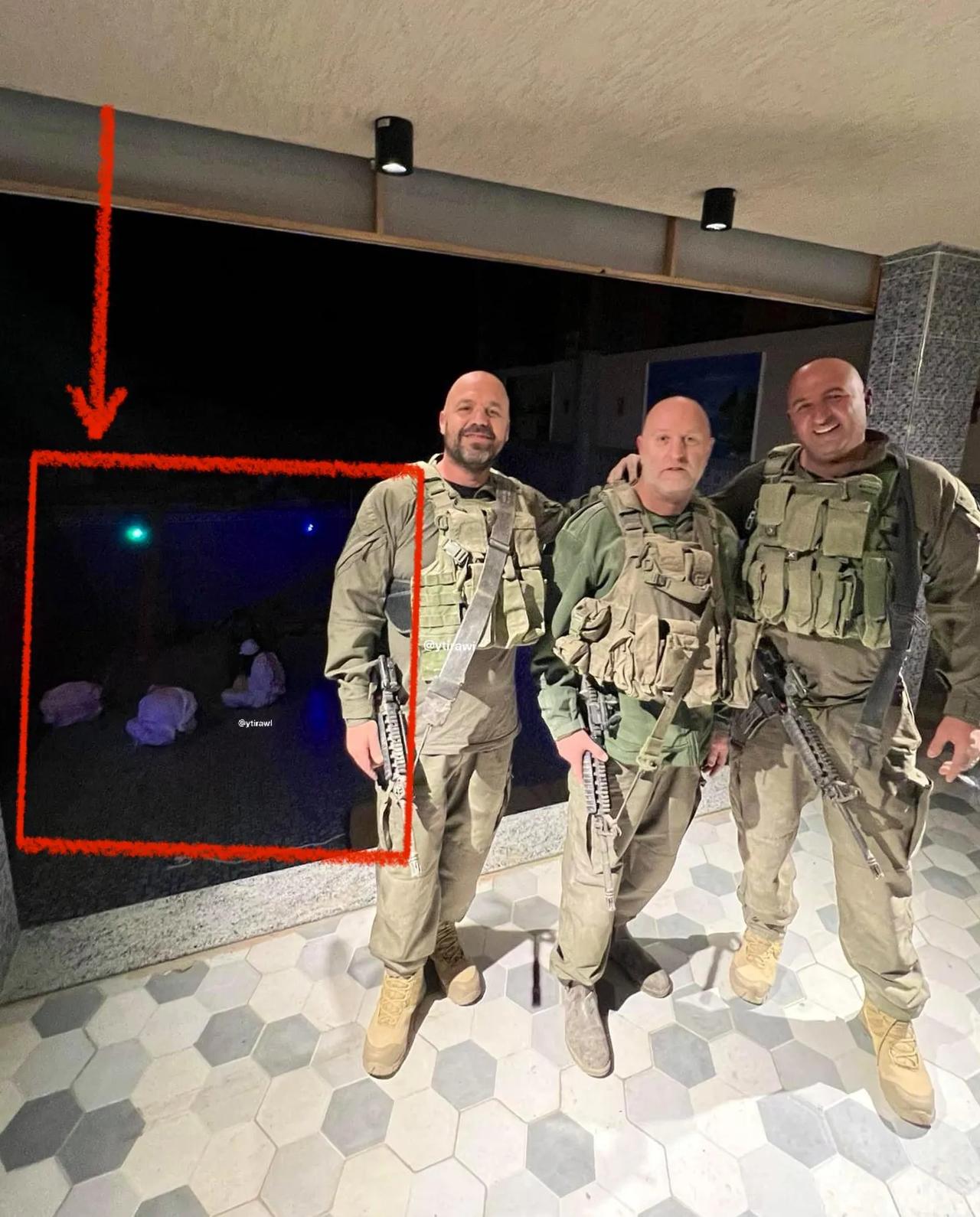 以色列占领军士兵在加沙的巴勒斯坦人家中摆姿势拍照，背景中出现了被蒙住眼睛并被捆绑