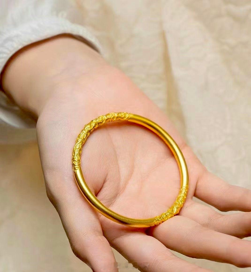 昨天还在犹豫要不要买条小项链，今天一看——金饰价格单日暴涨102元/克，直接冲破