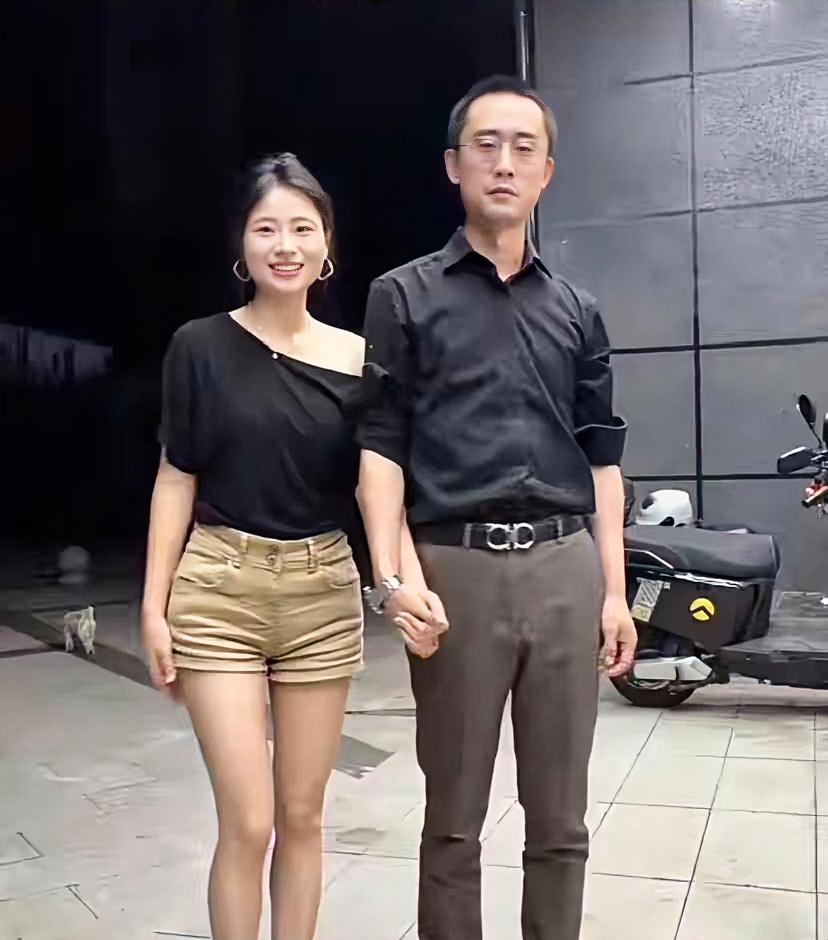 01女孩牵手87年“老登”，年龄差是惊喜还是惊吓？