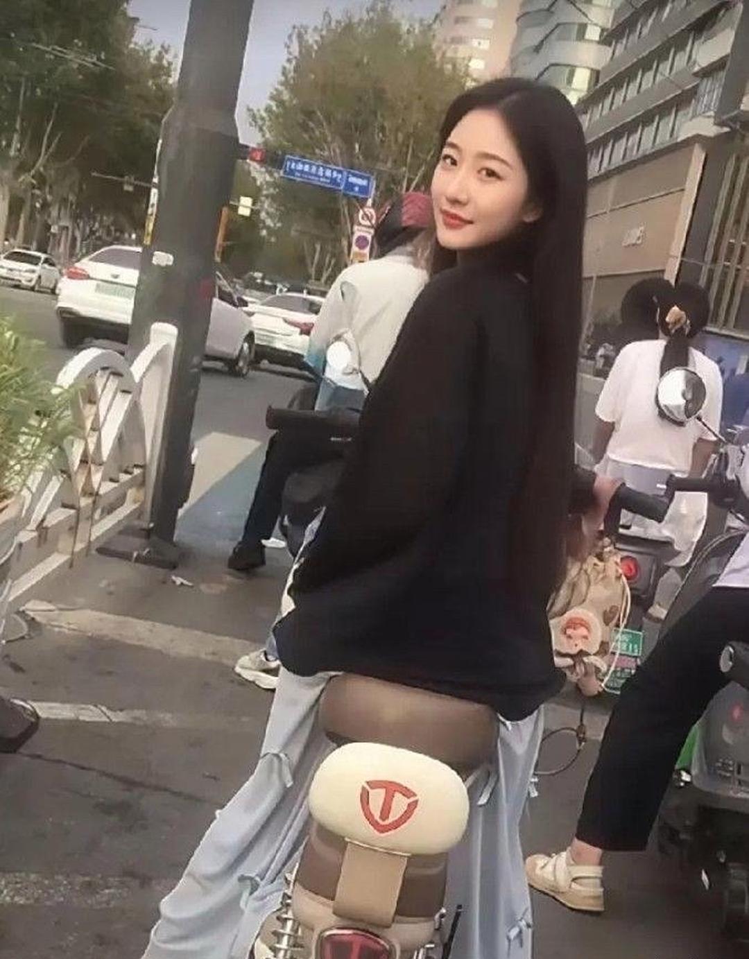 好一个回眸一笑百媚生啊？