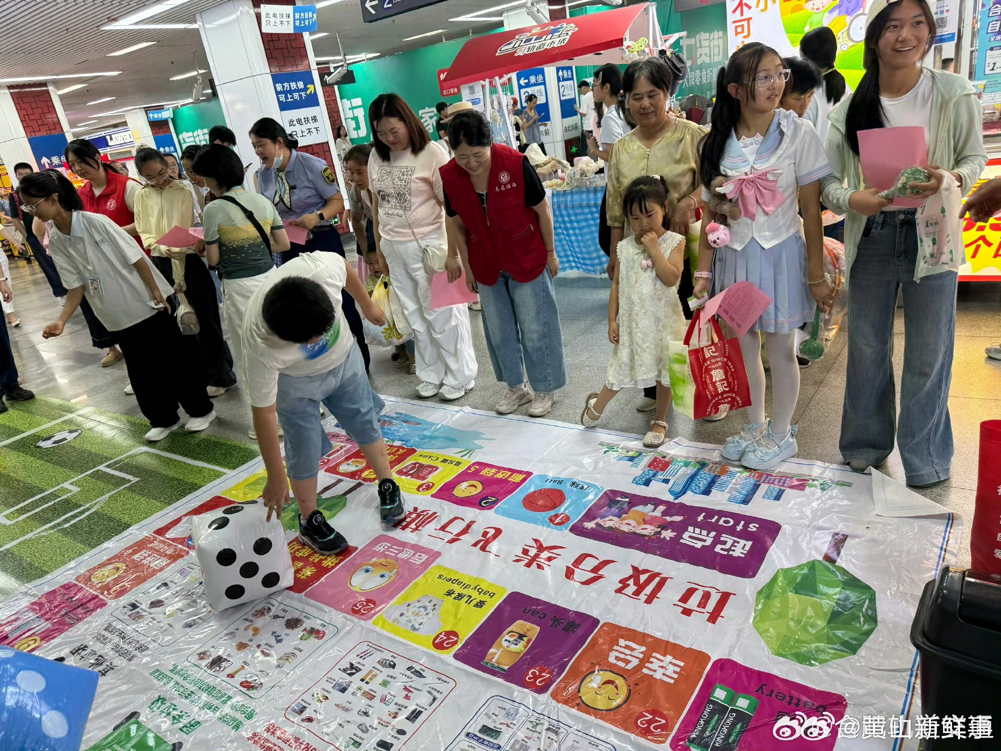 合肥大东门站趣味学垃圾分类近日，安徽合肥，大东门站工作人员携手社区志愿者，在车站