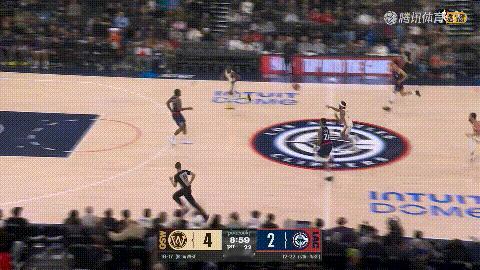 勇士超级巨星库里真是太猖狂了，他竟然戏耍快船小将桑德斯！在今天勇士客场挑战快船的