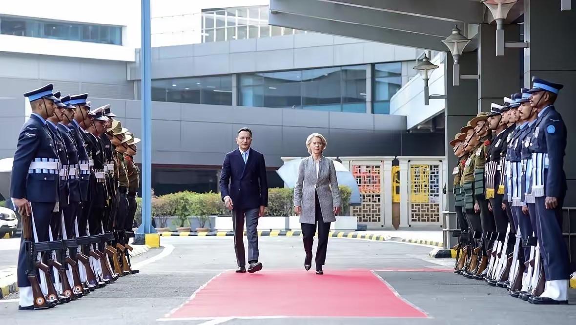 欧盟主席冯德莱恩这几日跑到印度去了。小红毯也走上了，去印度用意也很明白，配合美国