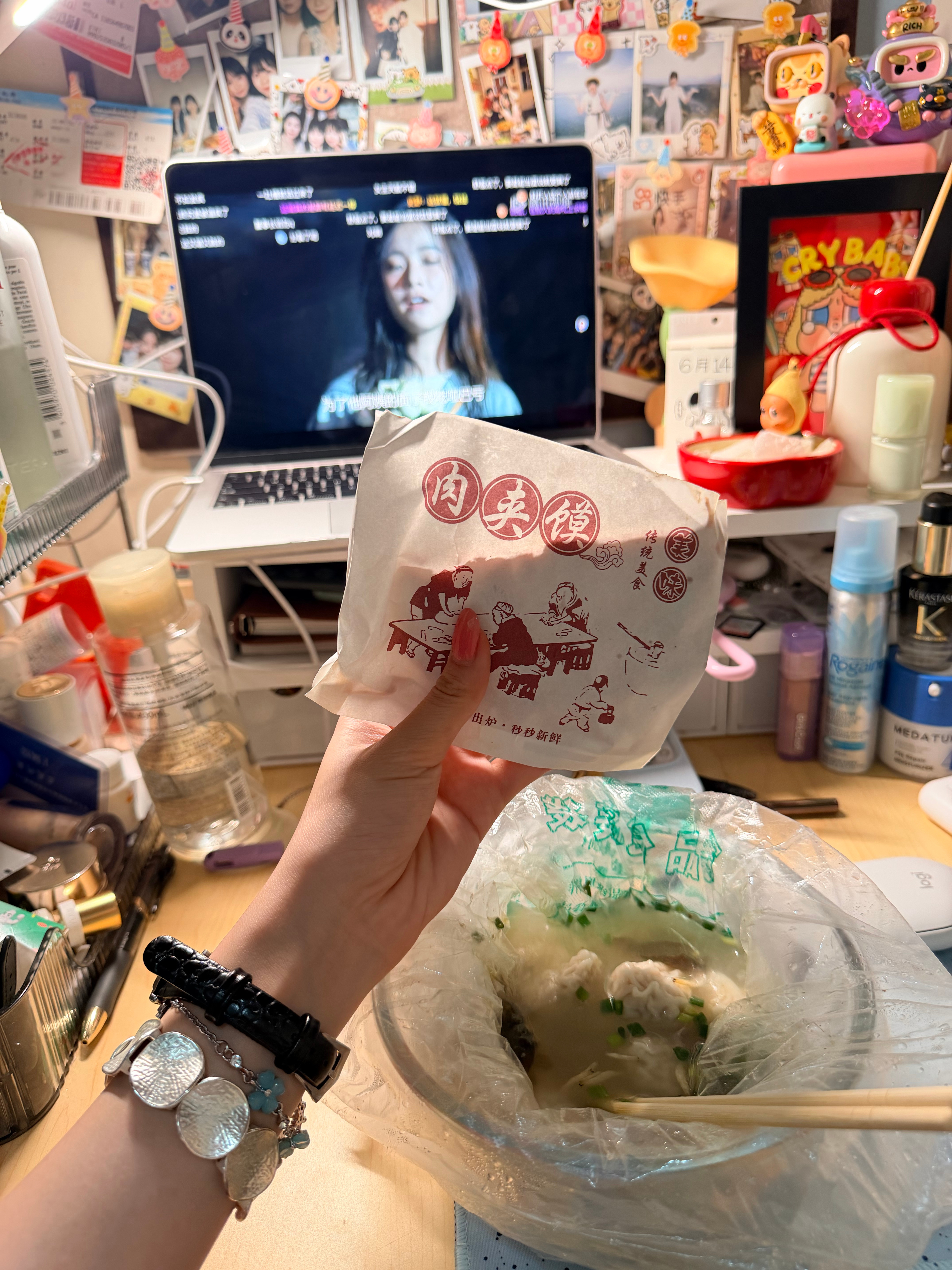 有在好好吃饭(^.^)住女生宿舍真好我们学校太多美女了每次下楼真是赏心悦目٩(˃