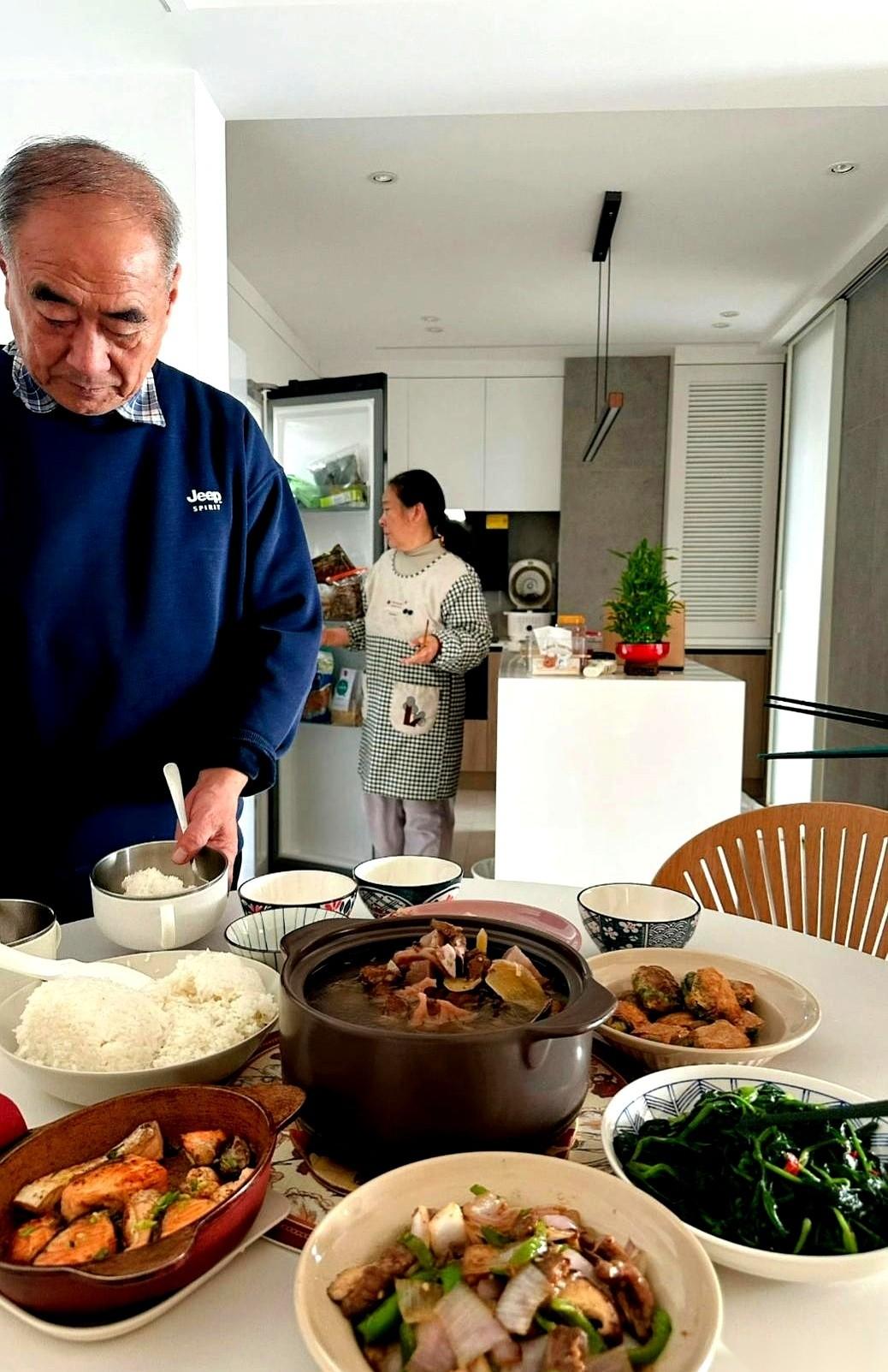 我算是看明白了，有些男人能把日子过下去，靠的真不是爱，是“躲”。
我婆婆那张嘴，