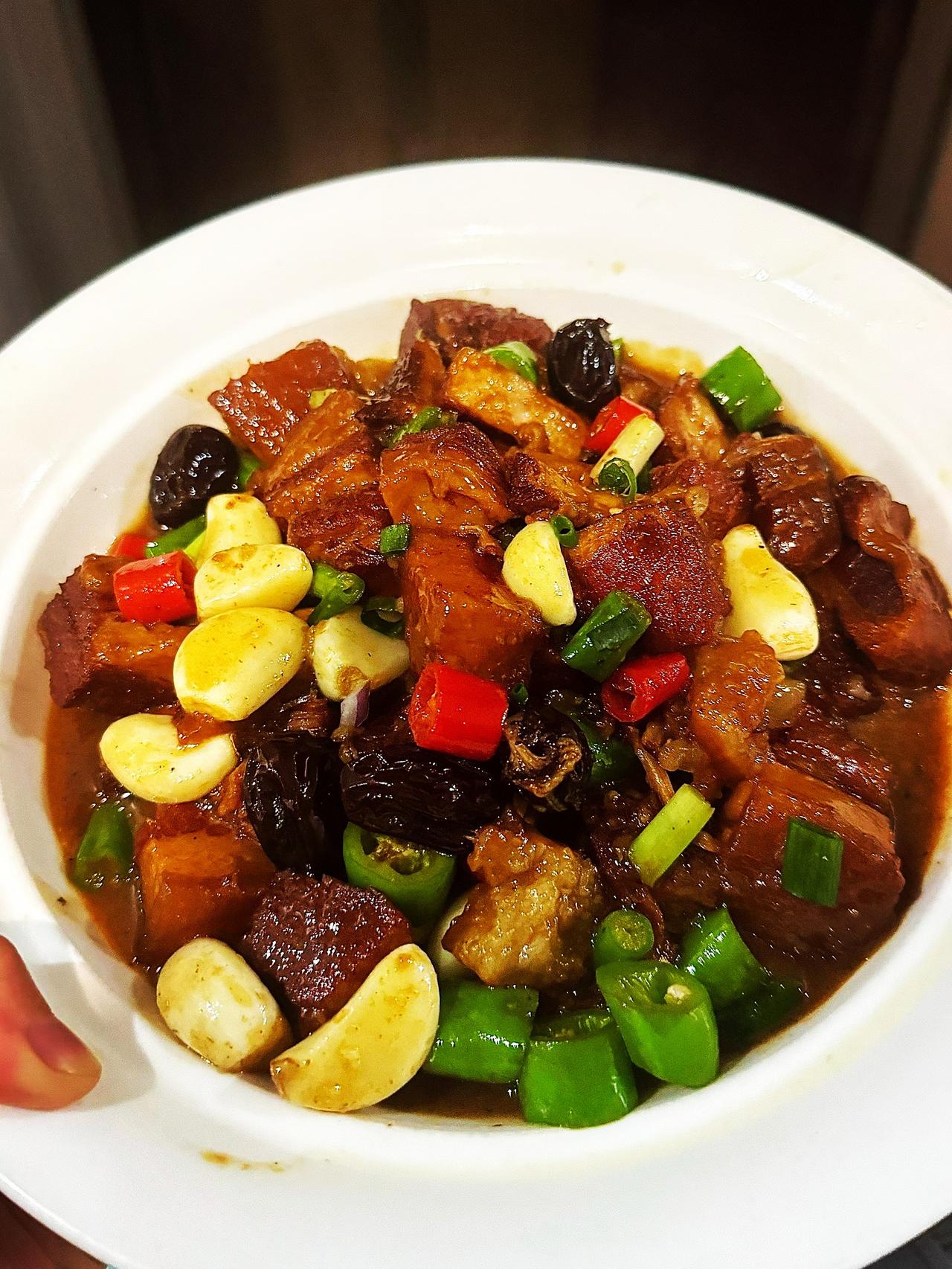 你们炒菜会放这么多蒜瓣吗
为啥这道菜不是放蒜末
如果是你们
放蒜末还是放蒜瓣