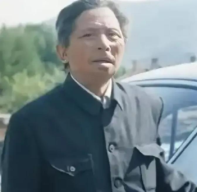 被列入烈士名单十几年，他却在村口修了一辈子鞋。
 
很多人想象中的英雄，应该站在