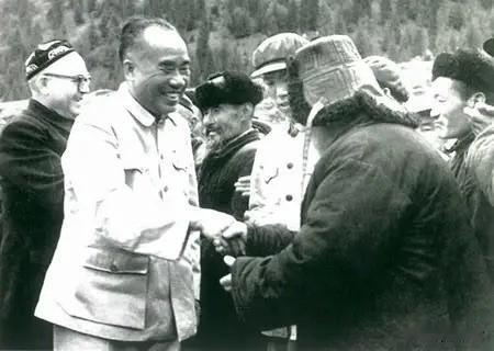 1950年土改批斗地主，众人正要动手，他掏出一张朱德亲笔字条，全场肃静

195
