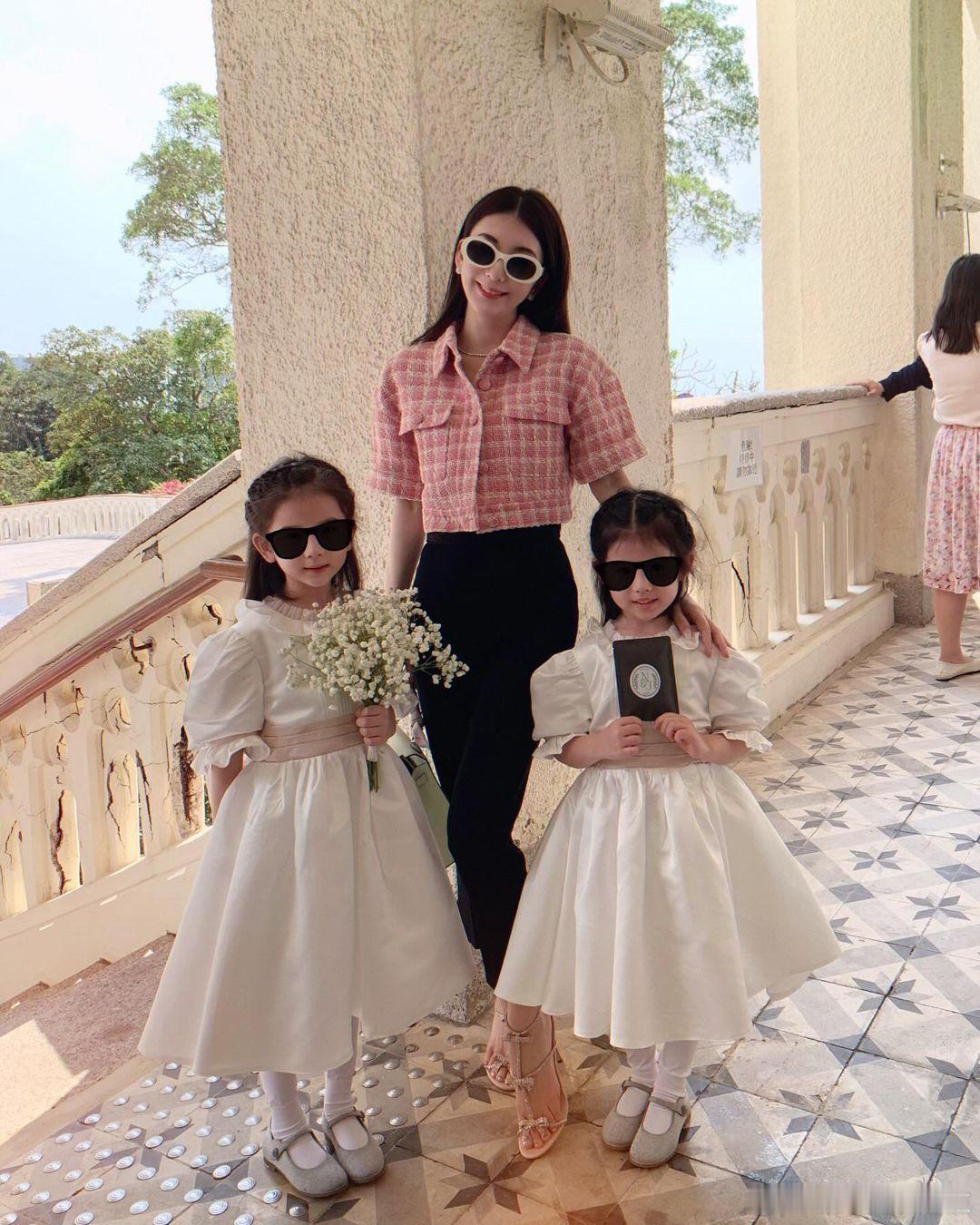 方媛带两个女儿参加婚礼，姐姐像妈妈，妹妹像爸爸郭富城，姐妹俩当花童超可爱。 ​​