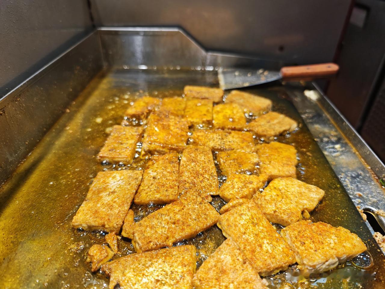 你是在开店，还是在做品牌？
给大家分享一个很值得深思的观点，开店与做品牌的区别。