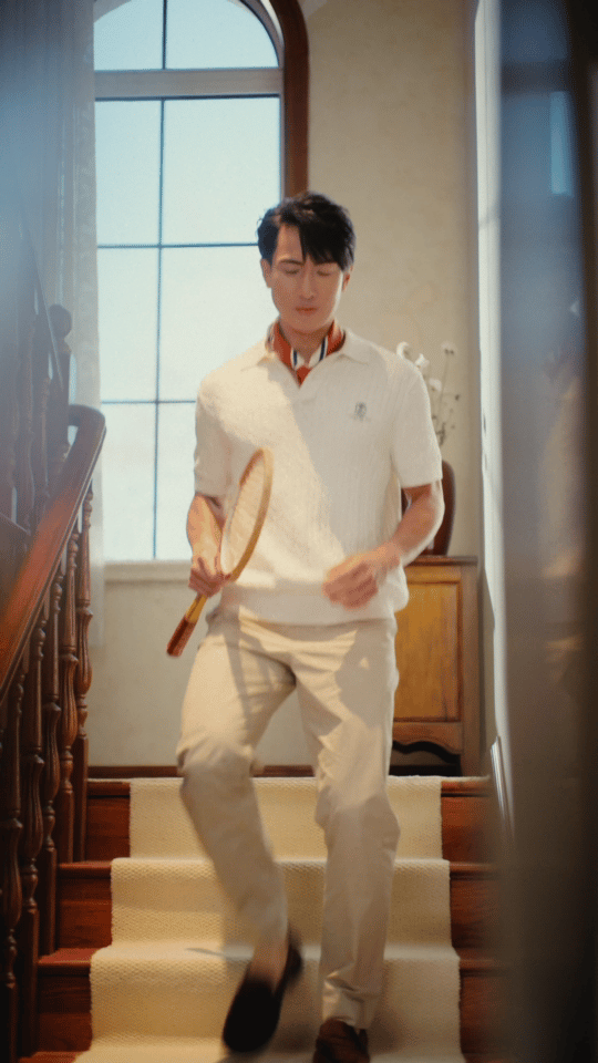 谁懂啊！吴尊新杂志每一帧都有电影那味儿，深邃眼神太有戏了，氛围感直接拉满！ 