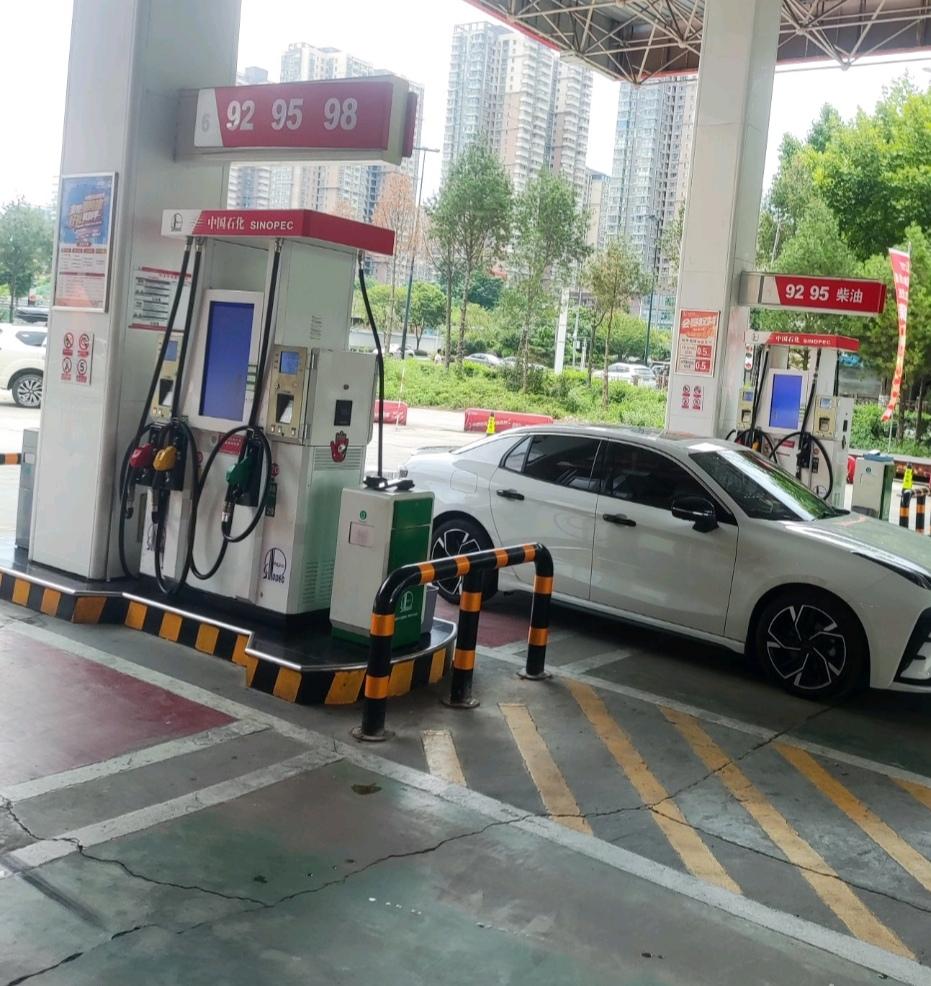 今早车子没油了，就去了小区附近的加油站给车子加油，发现一个问题，大多数老司机加完