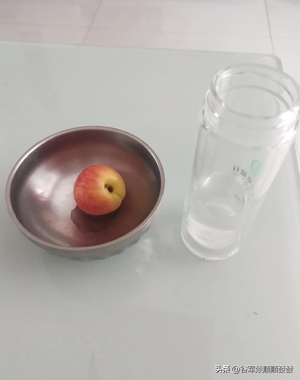 中午擦桌子，就剩了这一个油桃，

随手倒了半杯水，

盯着这两样东西突然

就发