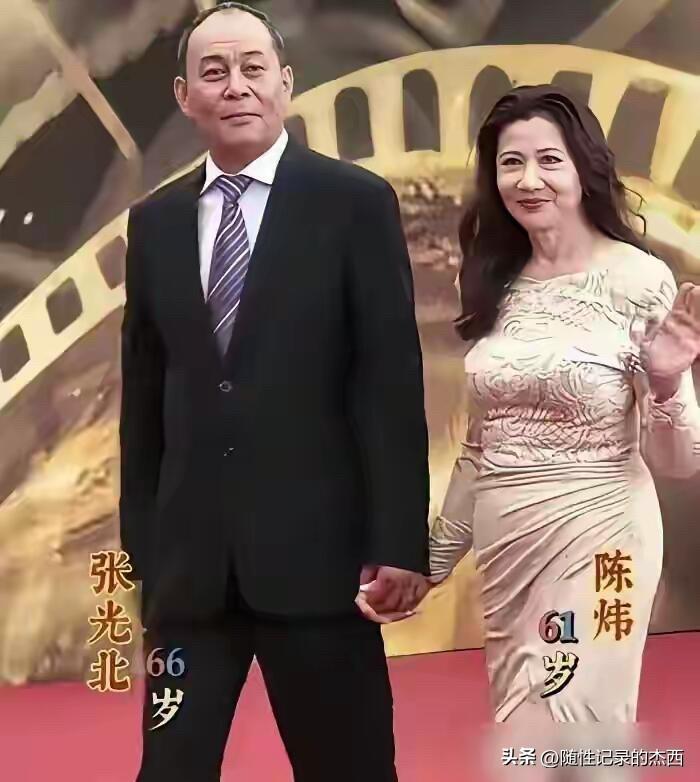不知道你们发现了没有，照片中的这一位女明星跟跳广场舞的很多老年人一样，到了60岁