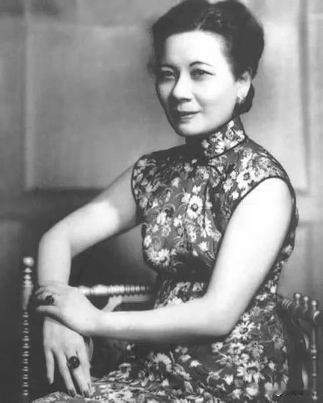 宋美龄几十年来有各种各样的评价，有人说她是完美无缺的圣人。说她美妙绝伦资深高雅，