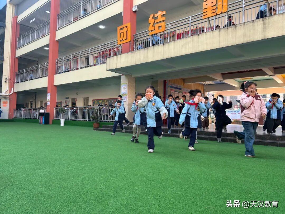 3月11日，汉台区西关小学2026春季消防疏散逃生演练开展了一场紧张有序的消防疏