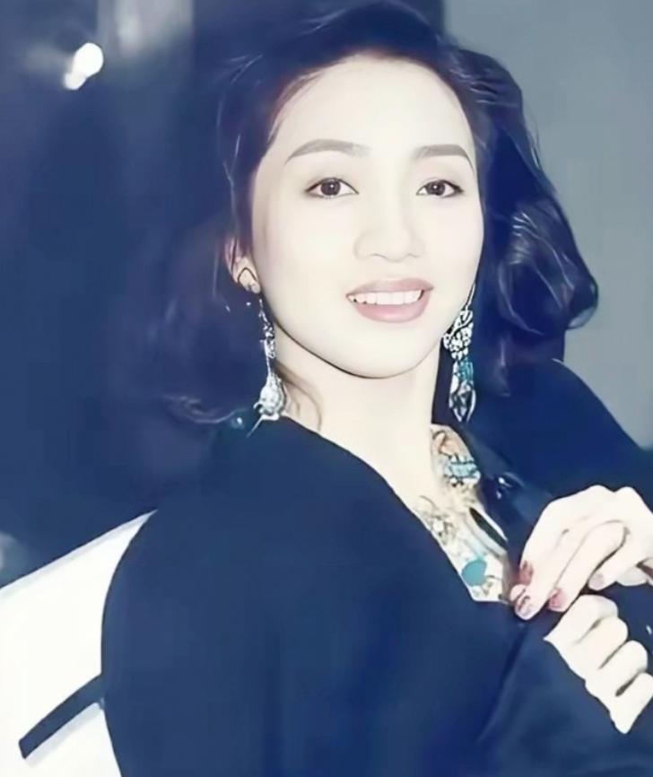梅艳芳去世后，在医院欠下了85万的费用，张学友二话没说把钱给垫上了。



娱乐