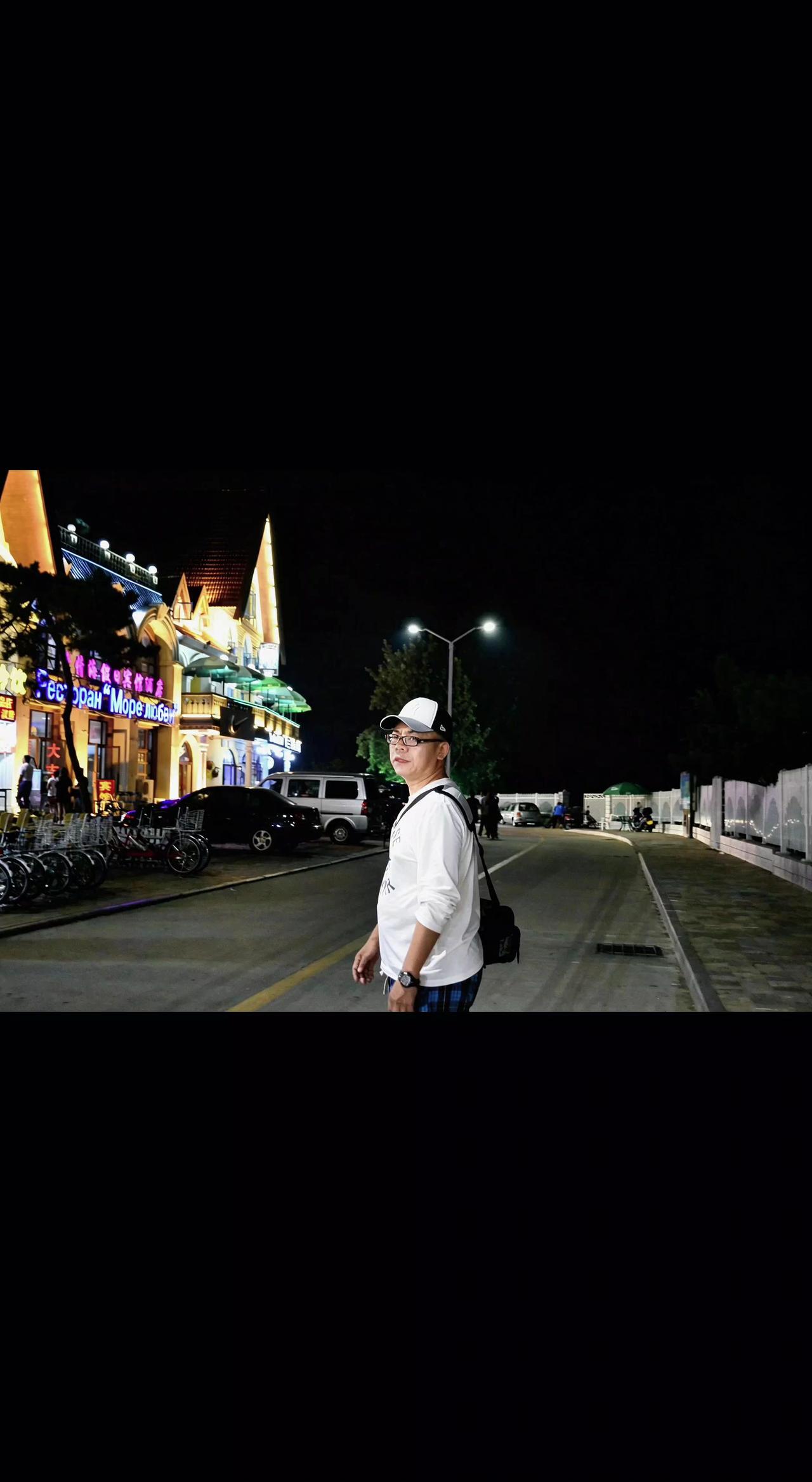 🌃路灯把影子拉成长句，霓虹是未说出口的形容词✨夜风吹过，连孤独都带着自由的味道