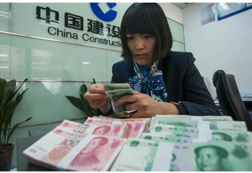 央行有一组数据，我国大约有4.9亿家庭储户。存款超过50万的，大约180万户。占