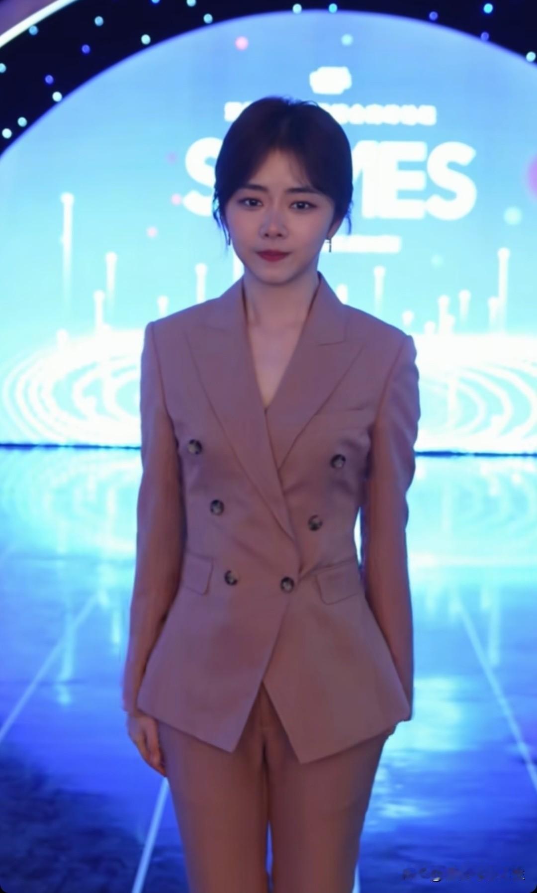 哇塞🤩穿这身双排扣西装，松韵里透着职场优雅，真有韵味。职场洋气西装 明星 [赞