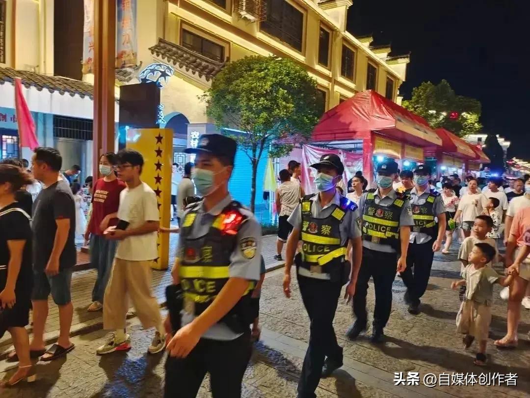 深夜街头不灭的警灯，才是普通人最好的护身符
 
夜幕降临城市烟火升腾，不少人心中