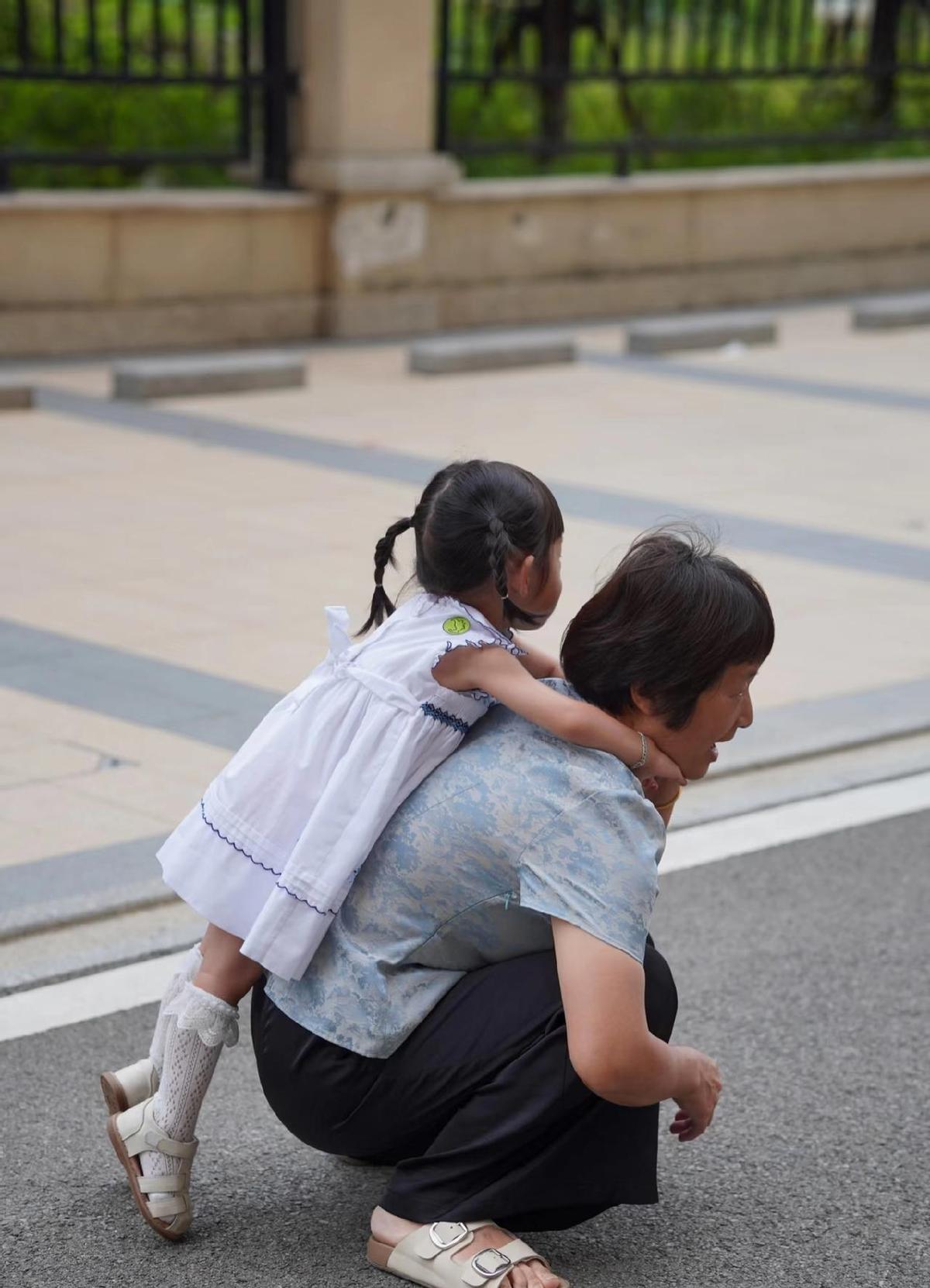 婆婆带娃不敢用电器，怕弄坏浪费钱。
小票都舍不得扔，生怕被说浪费。
这不是小气，