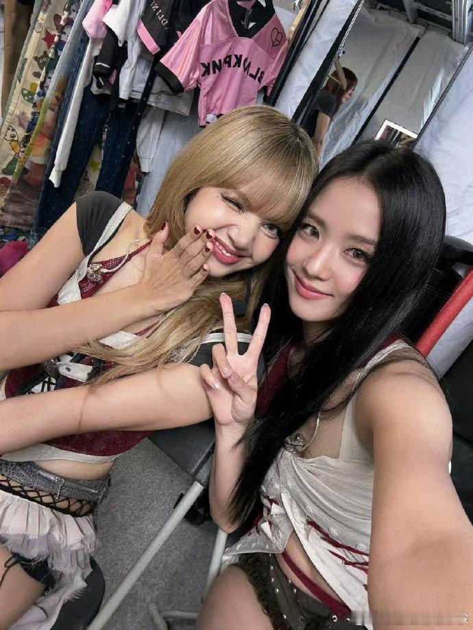 Jisoo晒伦敦plogJisoo朴彩英比心合照 谁被 Jisoo 的伦敦 pl