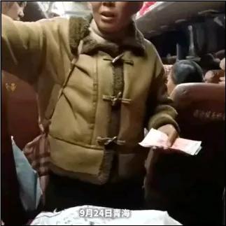 这个老板娘火了！青海，一群农民工坐上客车准备返乡，结果老板娘突然出现将大巴车拦下