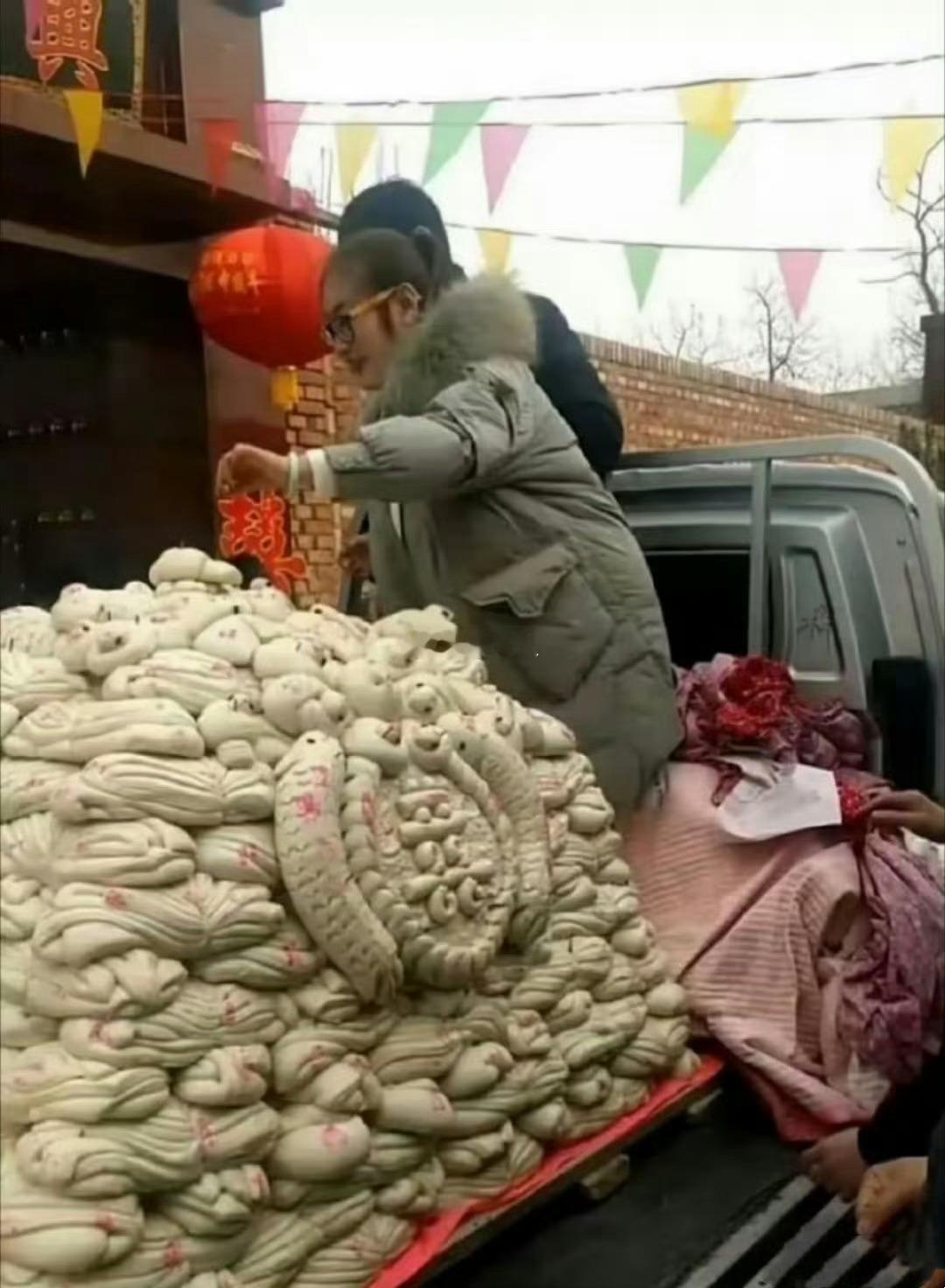 山东某地有人结婚，送了几十上百斤馒头，这么多，吃的完吗？[傻眼] ​​​