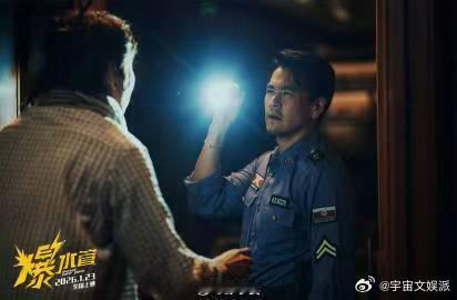 彭于晏当爹还挺温柔 彭于晏在《爆水管》里当爹，温柔又担当。面对危险时他毫不退缩，