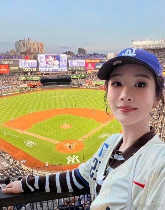 杨紫MLB棒球比赛现场照杨紫晒MLB赛场自拍照 杨紫晒MLB赛场自拍杨紫