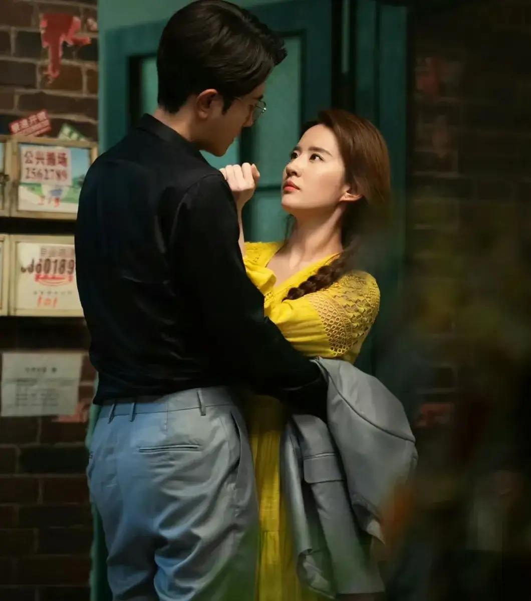 刘亦菲谈吻戏被夸上热搜！原来明星拍戏这么拼…

记者问刘亦菲：和彭冠英刚认识，吻