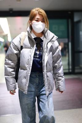 这是一个非常有趣且复杂的文化现象。杨笠的走红和备受女性观众喜爱，并非单一原因造成