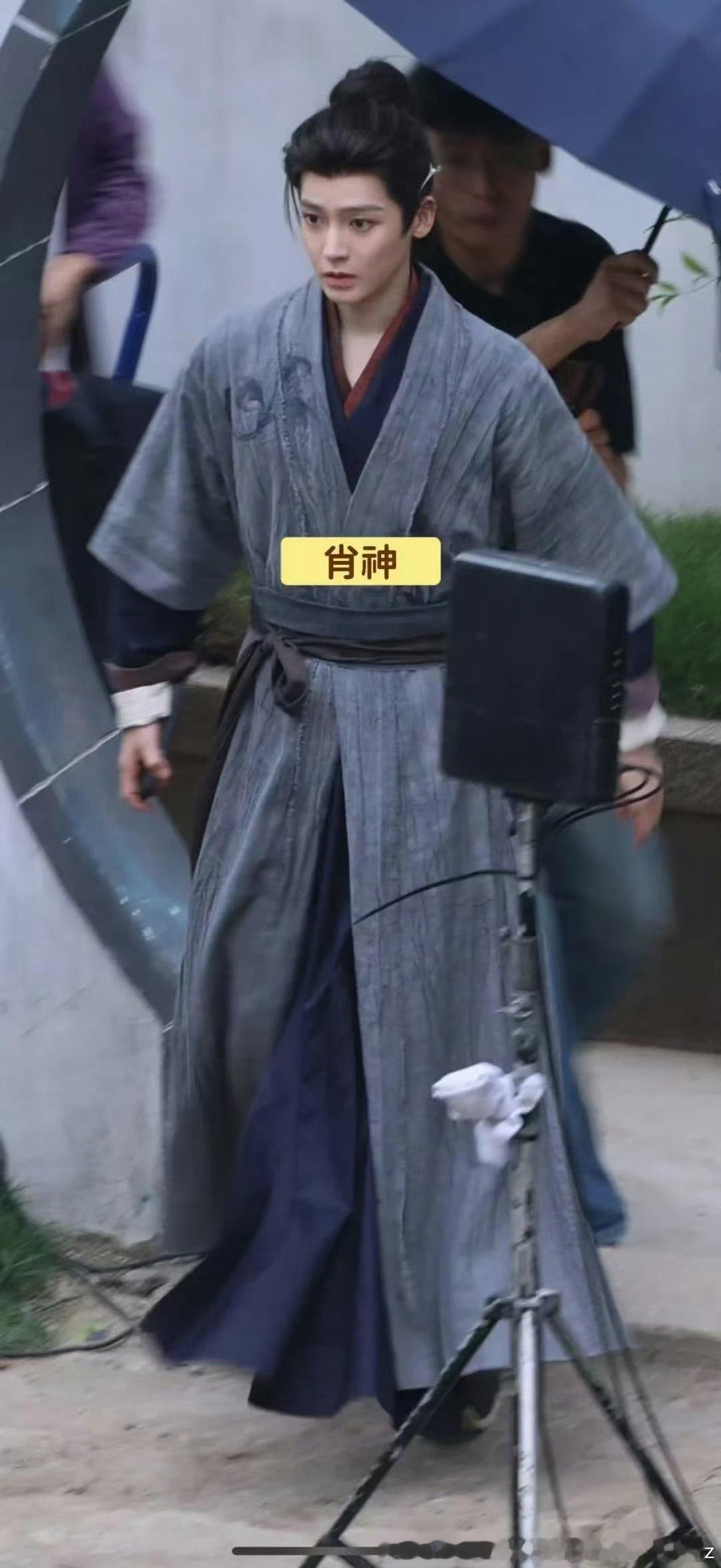 这剧不是什么蚌精勾引高岭之花吗？这服装一点都不高岭之花啊