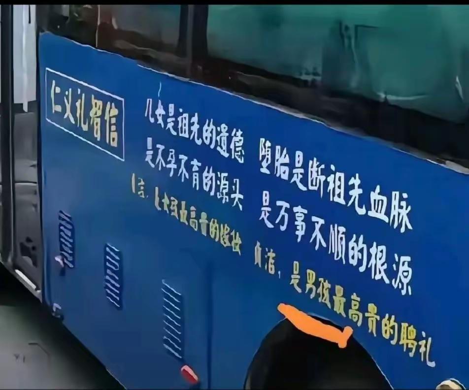 最近发生两件十分奇怪的事！
第一是美国萝莉岛事件，中国国内的大v舆论大咖和媒体出
