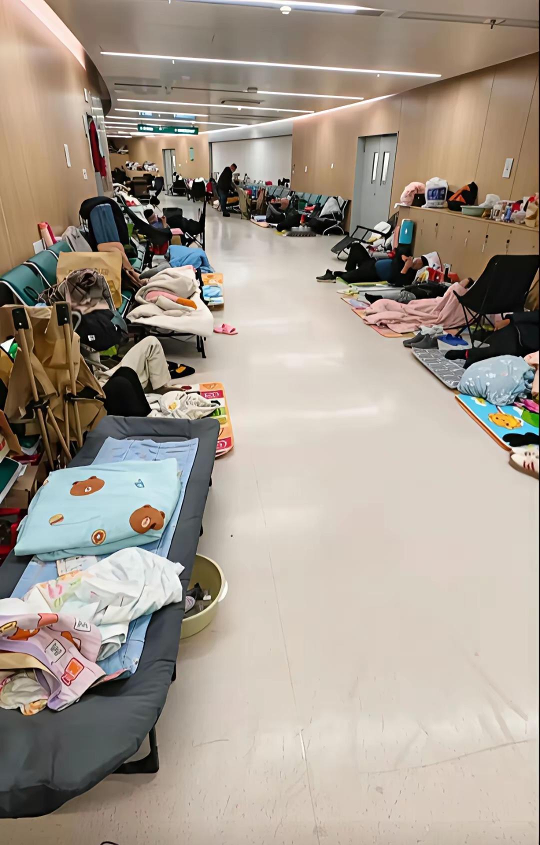 这也亏，
那也亏，
到底是谁在赚钱。
医院人满为患，
走廊里都打起长长的地铺……