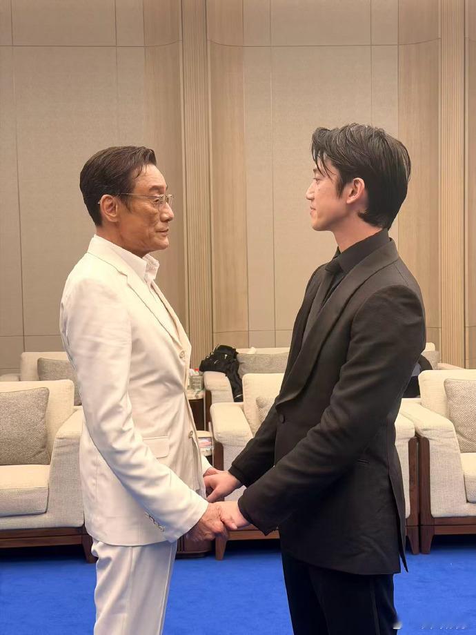 寒战宇宙世纪大合影寒战宇宙合影 合影里每张脸都是一段追电影的回忆，这么多年过去，