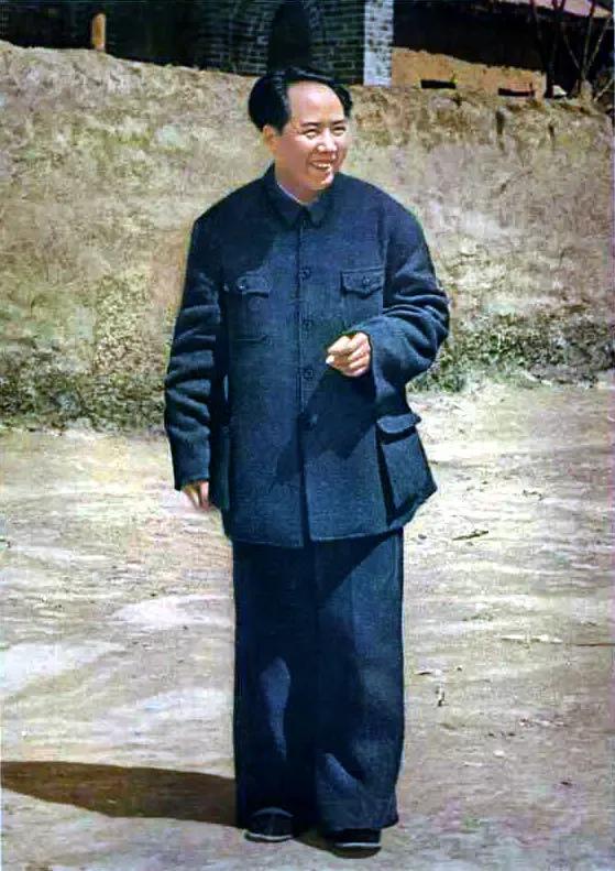 🙏请停留几秒，为伟人点个赞送朵花💐
《赞毛主席延安接见爱国人士》
1945年