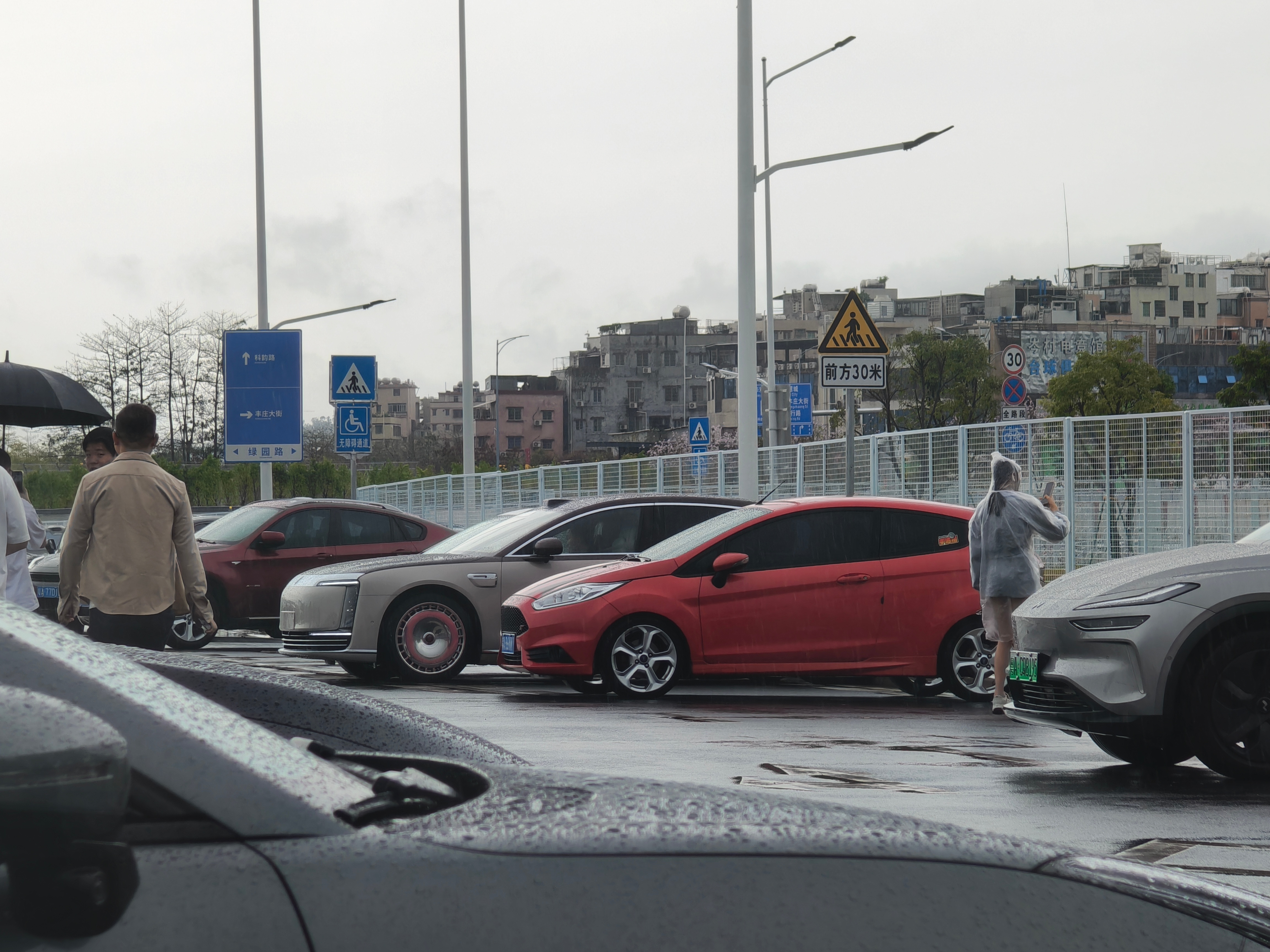 隔老远就看到一个伸出来的车头，咱就说这棕金色的尊界，虽然配色不显眼，但这尺寸真是