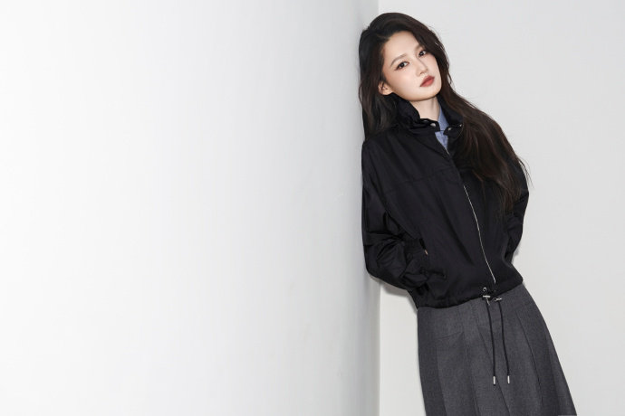 这是穿普拉达的李沁 李沁全包眼线职业装look 这是穿普拉达的李沁，李沁全包眼线