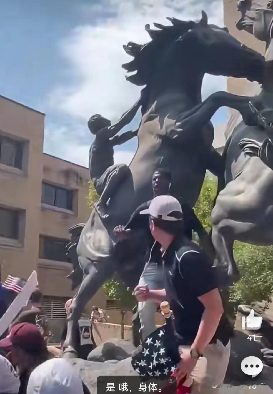 这名学生惹大事了！
在德州州立大学TPUSA悼念Kirk活动时间一名身穿黑衣的黑