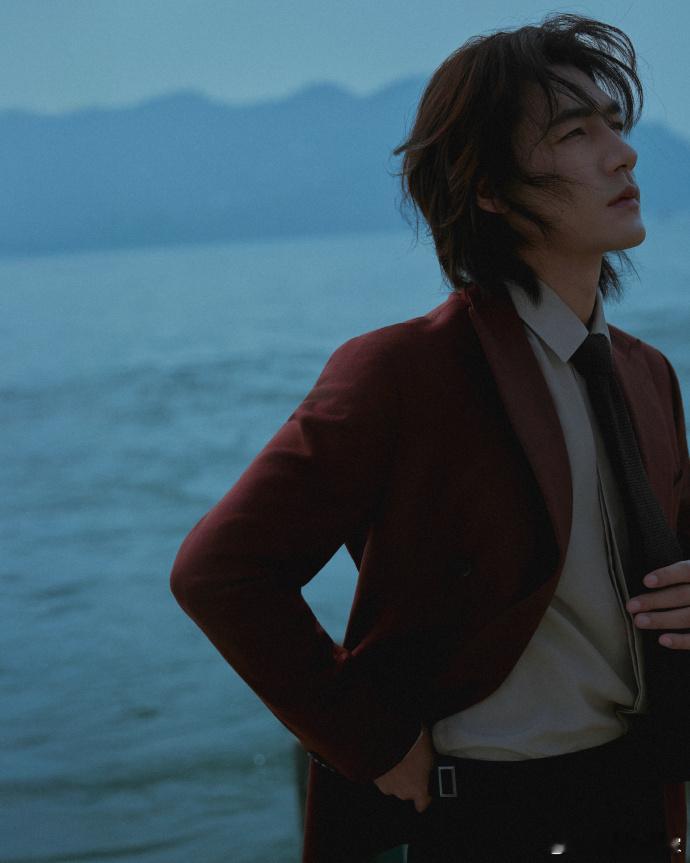 此沙 年上引导型此沙往那一站，那种从容不迫的劲儿，简直就是年上引导型本人 ​​​