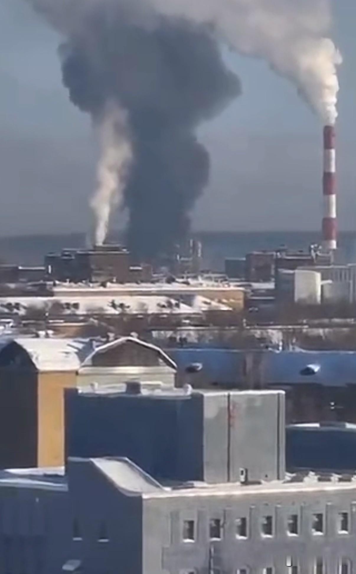 当地时间2月12日，乌军无人机群再次远程袭击了距离俄乌边境约2000公里的俄罗斯