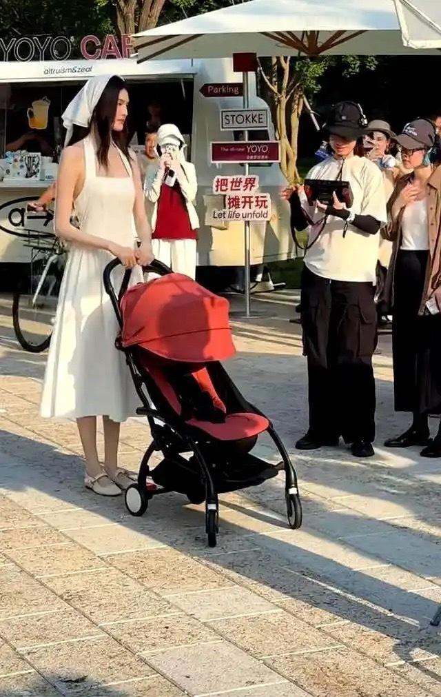 网友阿那亚散步偶遇何穗，生图太震撼了？真人冷白皮“白到发光”是真是假 