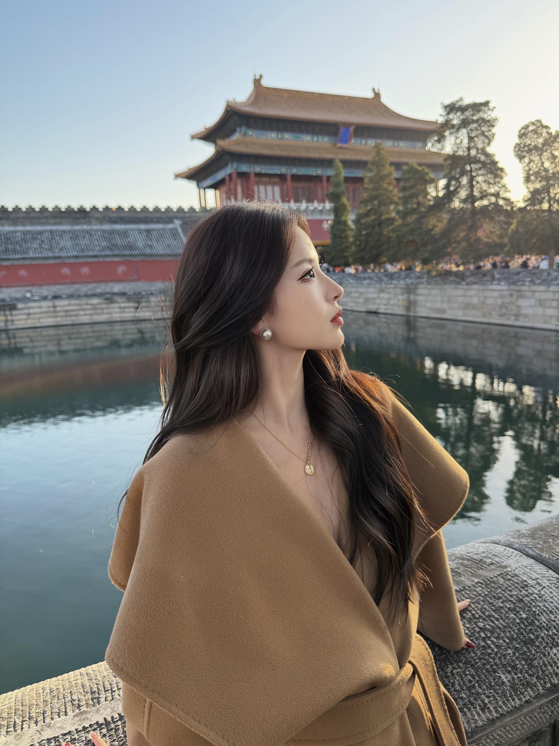 灯火葳蕤 揉皱你眼眉。