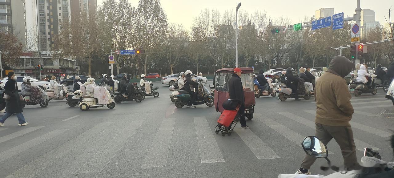 中国的经济正在迅速的发展，中国的就业率水平也非常的高，可以从济南经十路8点上班的