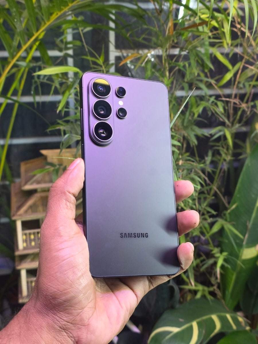 钴紫色在光线照射下是这样的颜色有点类似 S20 那一代的限定版本 