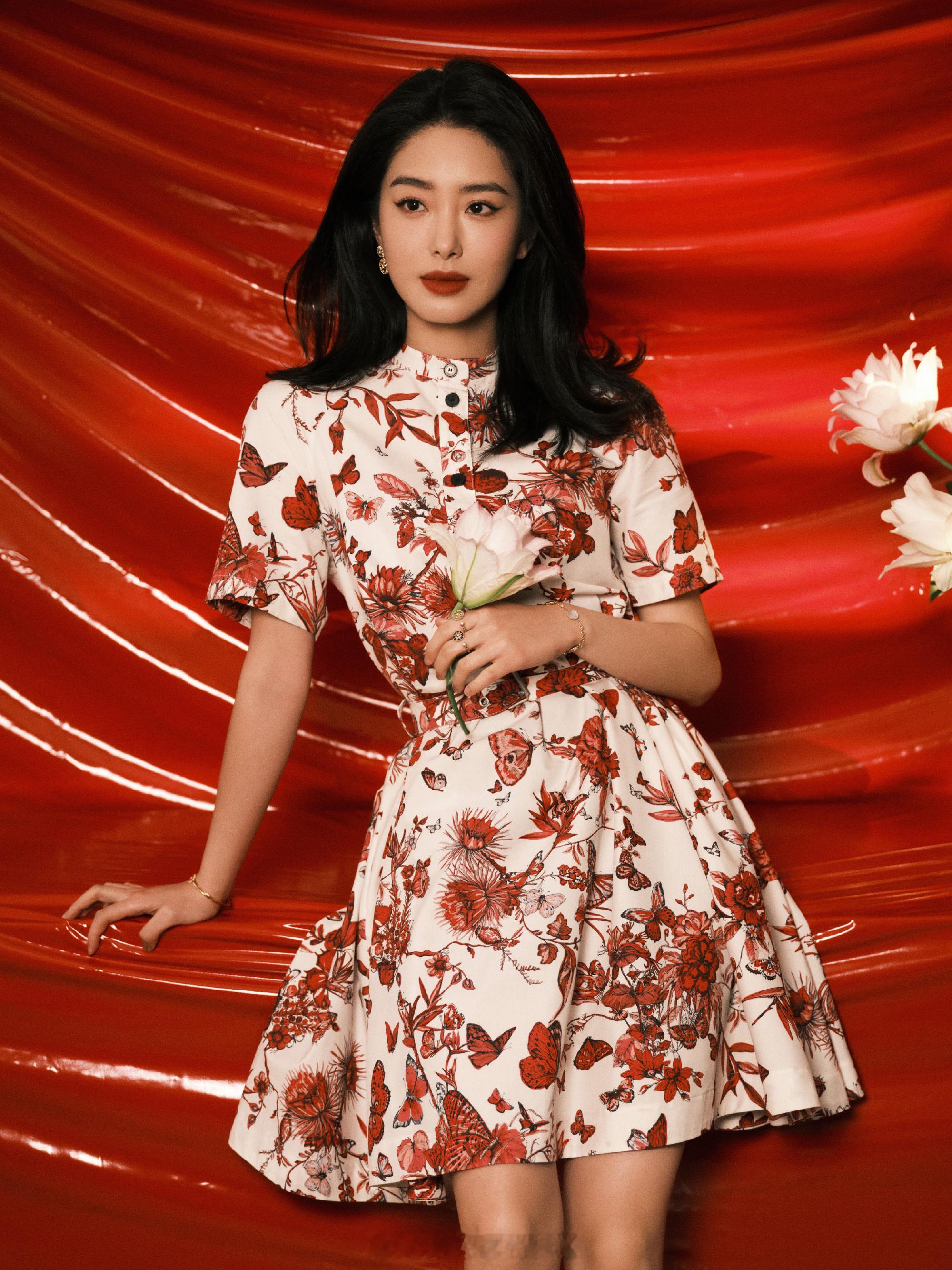 杨采钰热烈与柔静相映 